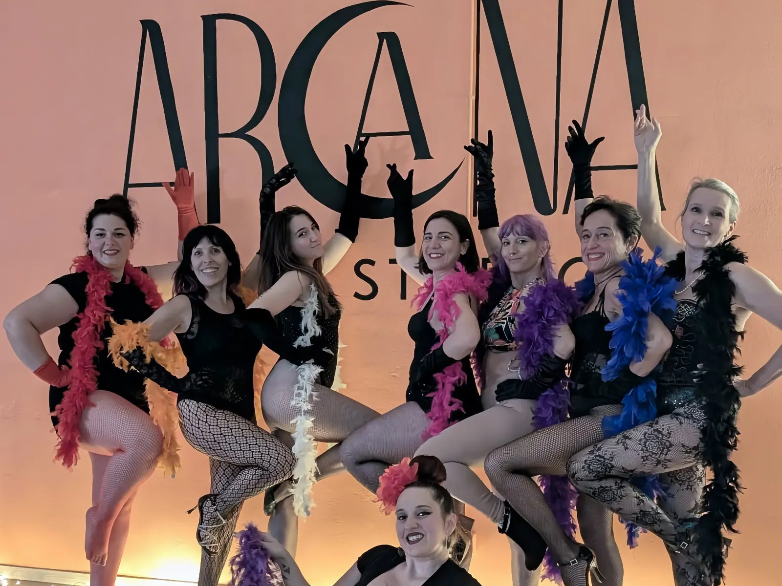 Il gruppo del corso di burlesque AmaTease davanti all'insegna di Arcana Pole Studio a Scandicci
