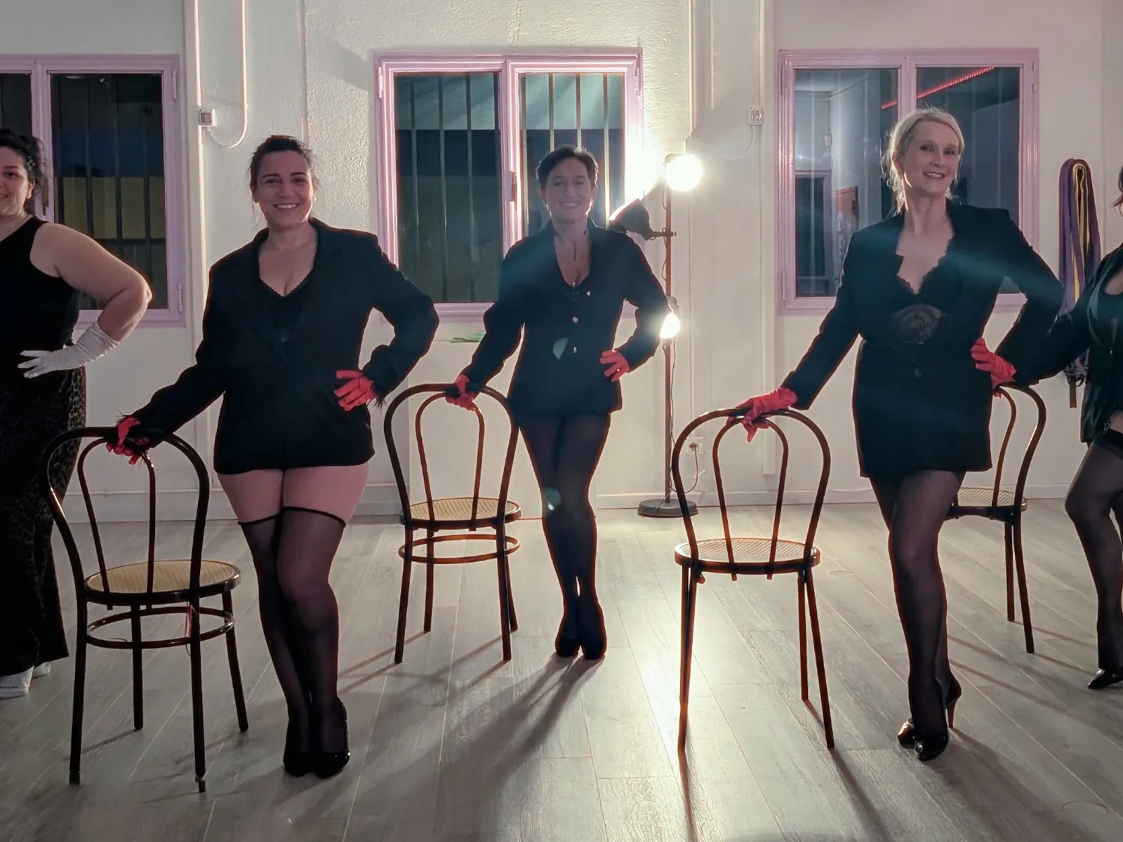 Coreografia con sedia del corso di burlesque AmaTease a Scandicci