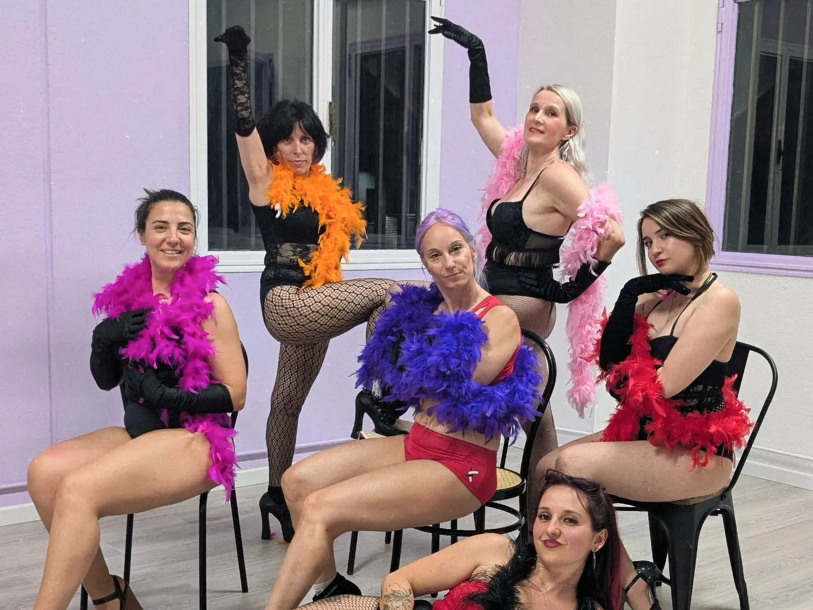 Lezione di burlesque ad Arcana: boa di piume, tacchi e posa di gruppo